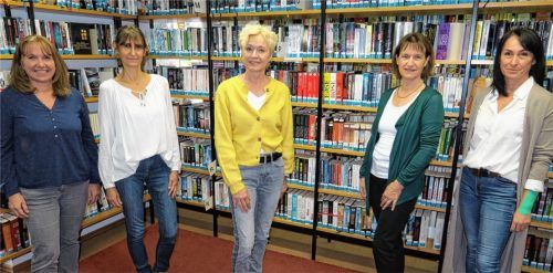 Ein Jahr voller Tücken hatte das Büchereiteam 2021 zu bewältigen: (von links) Anna Weigl, Sonja Kober, Leiterin Petra Divko, Hildegard Höß und Tanja Mertes. Gemeinsam mit ihren Lesern freuen sie sich in diesem Jahr auf die neuen Räume im Bürger- und Kulturhaus. Fotos  Baumann