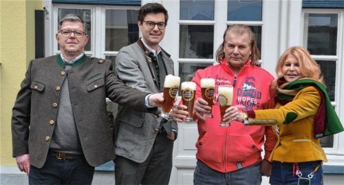 Ein Prosit auf den neuen Wirt: (von links) Matthäus Wallner, Gebietsverkaufsleiter Gastronomie bei Flötzinger; Flötzinger-Geschäftsführer Lorenz Stiglauer, der kommende WirtVitus Mitterfellner und Marisa Steegmüller, geschäftsführende Gesellschafterin der Flötzinger-Brauerei.Foto Seutter