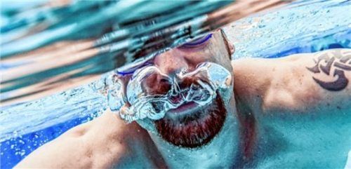 Ein- und abtauchen: Das Rosenheimer Hallenbad nimmt ab Montag den regulären Betrieb wieder auf. Foto dpa