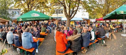 Ein wunderschöner Oktobertag, top Organisation, toller Veranstaltungsort, guter Hüttenzauber, bestens gelaunte Gäste, eine entspannte Atmosphäre und ein buntes Rahmenprogramm als Sahnehäubchen: Dieses einhellig positive Resümee zogen die Besucher des Herbstfestes Bruckmühl.