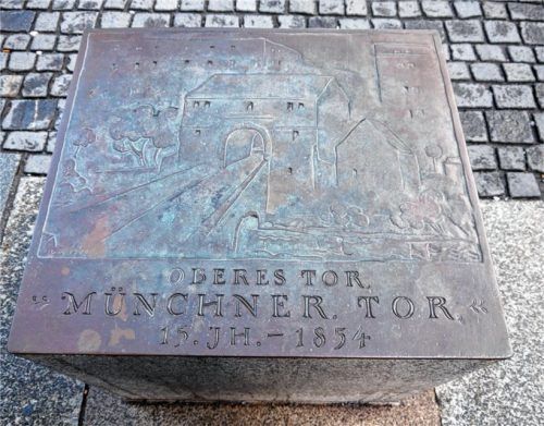 Ein zartes Bronzerelief, das Rainer Dillen 1996 geschaffen hat, erinnert am Beginn der Münchener Straße an das Stadttor, das einst hier stand, und 1854 für den Bau der Bahnlinie abgerissen werden musste.Foto Frick
