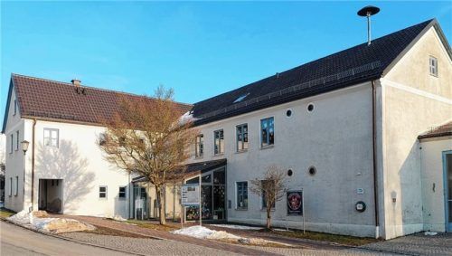 Eine Herzensangelegenheit von Altbürgermeister Konrad Sedlmeier war die Sanierung und der Erhalt des Schulhauses in Lohkirchen.