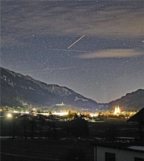 Eine Lichterkette zieht sich vergangenen Freitag über den Nachthimmel über Aschau. Foto Reiter