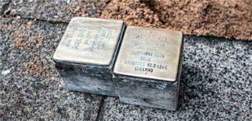 Eine mögliche Verlegung von Stolpersteinen in Rosenheim sorgt weiterhin für Diskussionen. Foto dpa