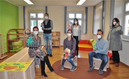 Eine neue Kinderkrippe konnte vorübergehend in der Tourist-Information einziehen. Hier am Tag der Eröffnung mit den Bürgermeistern Daniela Ludwig und Stefan Kattari, den Erzieherinnen sowie Gemeindevertretern Tobias Gasteiger und Marina Pfaffinger.