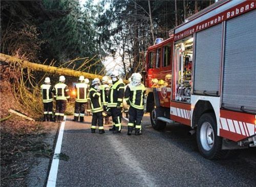 Einsatzkräfte räumen die Straße bei Babensham. Foto Barth