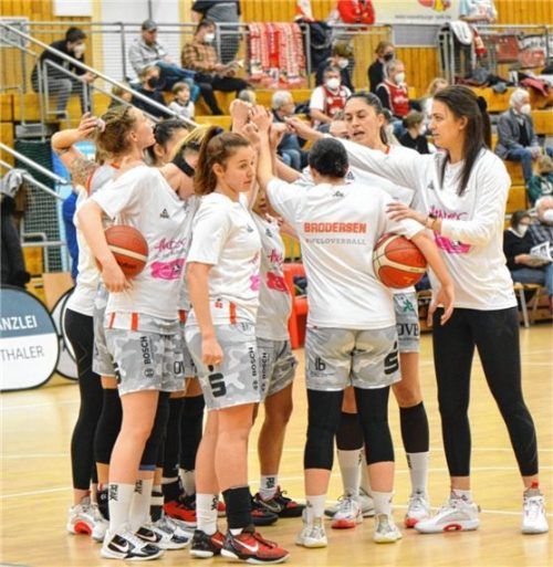 Einschwören für einen Sieg: Wasserburgs Basketball-Damen empfangen am Mittwoch Herne. Foto Gabi Hörndl