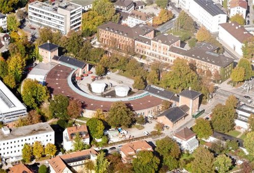 Einzigartiges Bauwerk: der Rosenheimer Lokschuppen aus der Vogelperspektive. Fotos re