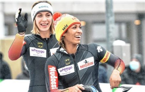 Freude über Olympia-Silber: Alexandra Burghardt (links) und Mariama Jamanka.Foto dpa/Seidel