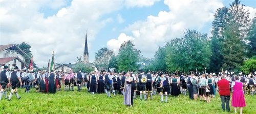 Erinnerungen an bessere Zeiten: Aufmarsch beim Bezirksmusikfest 2018 in Griesstätt. Foto Hötzelsperger