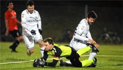 Erlbachs Keeper Klaus Malec rettet vor zwei Burghauser Angreifern. Foto Christian Butzhammer