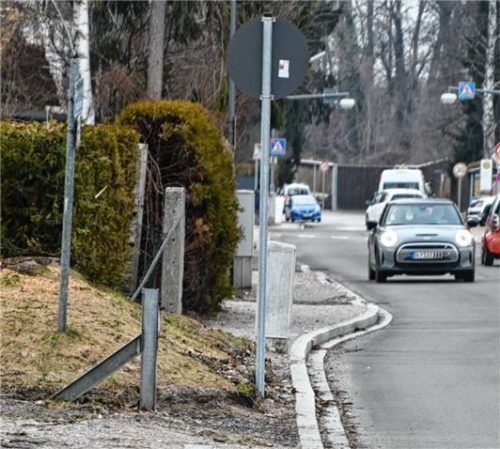 Erzwungener Seitenwechsel: An dieser Stelle der Mangfallstraße blockieren Hindernisse den Gehweg.