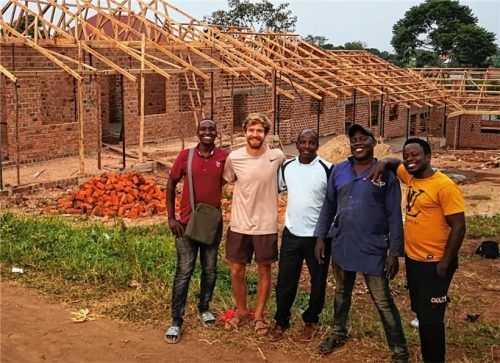 Es geht voran: (von links) Ingenieur Joseph Manzi, Bauingenieur Ludwig Watzlawik aus Brannenburg, Berater James Turyasingura, Zimmerer Moses Kabuye und Vorarbeiter David Muahangi gemeinsam vor der neuen Schule.