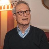 Der Mann, der Kindern auf die Beine hilft