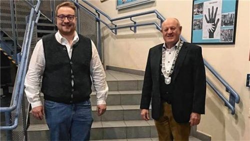 Florian Erb (links) wurde von Bürgermeister Christian Glas als neues Gemeinderatsmitglied vereidigt. Foto re