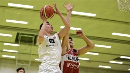 Florian Pavic (links) erzielte 15 Punkte für Traunstein. Foto Hans- Weitz