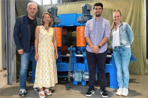 Freude über den Großauftrag: (von links) die Geschäftsleiter und Inhaber von MH Maschinen Rechtmehring, Max und Mathilde Hudlberger, Daniel Puente, Bevollmächtigter des Kunden Errazuriz und Hudlberger-Tochter Marie Priller vor einem Profil-Zerspaner.Foto Manzinger