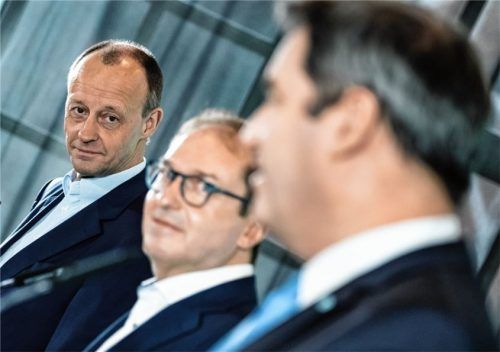 Friedrich Merz, Vorsitzender der CDU, mit Alexander Dobrindt, Vorsitzender der CSU-Landesgruppe in der Unionsfraktion im Bundestag, und Markus Söder, Ministerpräsident von Bayern (von links). Foto dpa