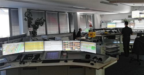Fünf Bildschirme pro Arbeitsplatz: In der Zentrale der Integrierten Leitstelle Rosenheim kommen alle Anrufe der Notrufnummer 112 aus den Landkreisen Rosenheim und Miesbach sowie der Stadt Rosenheim bei den Disponenten an. Jetzt bekommt die Leitstelle eine neue Hardware. Foto Sautter