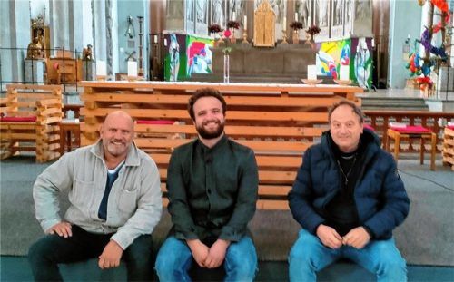 Gemeinsames Projekt: (von links) Kirchenpfleger Stephan Alof, Bildhauer Marco Bruckner und Pfarrer Rainer Maria Schießler in der Münchner Kirche St. MaximilianFoto Giesen