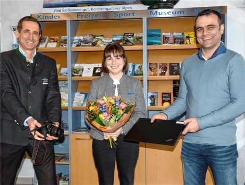 Geschenke zur Begrüßung: Bürgermeister Alois Loferer (rechts) und Kurdirektor Peter Helfmeyer überreichten Kathrin Jakubik ihr wichtigstes Handwerkzeug, eine Digitalkamera und einen Laptop. Foto Ammelburger