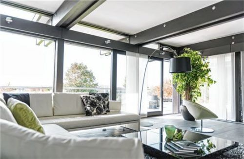 Glas spielt in der modernen Architektur eine weiter wachsende Rolle. Foto djd/Uniglas/Jan Marc Specklin