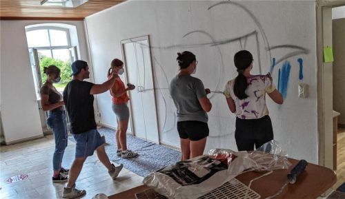 Graffiti-Künstler am Werk: Die Großkarolinenfelder Jugendlichen haben bei der Gestaltung des neuen Jugendtreffs fleißig mitgeholfen. Foto Heinz
