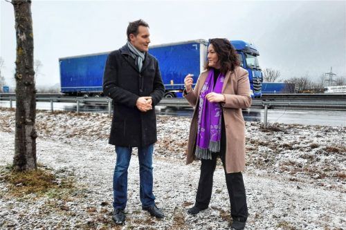 Grenzüberschreitende Gespräche: Grünen-Fraktionschef Ludwig Hartmann und Ingrid Felipe, grüne Verkehrspolitikerin und Stellvertreterin des Tiroler Landeshauptmanns Günther Platter. Foto Weiser