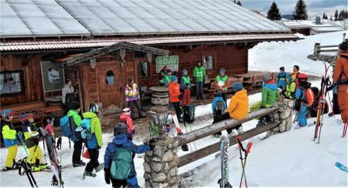 Groß war das Interesse an der ersten Skimo-Veranstaltung der DAV-Sektion Rosenheim unter dem Motto Skibergsteigen ohne Lift. Vorsitzender Sepp Müller (Mitte) begrüßte dazu über 20 Kinder und Jugendliche vor der Grafenherbergalm am Sudelfeld. Foto Knarr