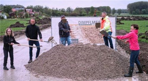 Gute Laune beim Spatenstich vom Baugebiet „Oberndorf Ost B“: Bürgermeisterin Sissi Schätz (rechts) und weitere Beteiligte.