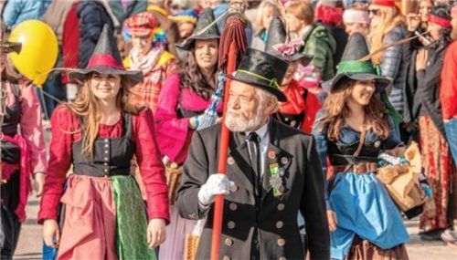 Hans Michael Heser genießt solche Auftritte wie im Jahr 2000. Als Impresario führt er den zweiten Zug, die zweite Hälfte des Festzuges im Seeräuberspiel. Foto Archiv Flug