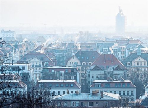 Heizkosten sind sichtbar – nicht nur an einem Wintermorgen über der Stadt, sondern künftig auch monatlich durch Informationsschreiben der Vermieter und Vermieterinnen. Foto Jan Woitas/dpa