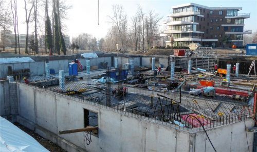 Hier an der Conradtystraße entsteht zum einen eine Kita im Erdgeschoss sowie 21 Wohnungen in den oberen Etagen. Foto Riediger