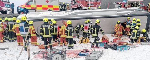 Hunderte Einsatzkräfte bargen die Verletzten und versorgten die schockierten Reisenden. Besonders schwer traf es die Personen, die im hinteren Teil des Doppeldeckers saßen. Für sie wurde mit Spezialgeräten eine Luke in das Dach des Busses geschnitten, um sie schonend herausholen zu können.Foto DPA