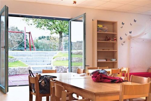 Im evangelischen Kindergarten wurde eine neue Gruppe geschaffen. Draußen finden sich nun ein neuer Sitzkreis und neue Spielgeräte. Die gesamten Kosten beliefen sich auf eine viertel Million Euro.