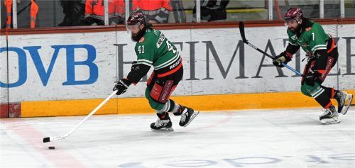 Im Heimspiel gegen Füssen wieder zusammen in einer Reihe: Brad Snetsinger (links) und Zack Phillips, der nach einer verletzungsbedingten Pause wieder dabei ist. Foto Hans-Jürgen Ziegler