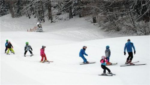 Im Schneepflug abwärts: 42 Buben und Mädchen des Aschauer „Spatzennest“ lernen Skifahren. Foto Rehberg