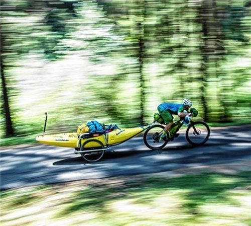 In der Abfahrt: Bei seiner „Bike2Boat-Tour“ Tirol bewältigte Obsommer 800 Kilometer und 8000 Höhenmeter, um zu den Wildwasserflüssen zu kommen. Foto Klatt