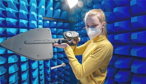 In der Absorberkammer der Fakultät für Ingenieurwissenschaften arbeiten sich Studierende praktisch ins Thema elektromagnetische Verträglichkeit ein. Foto Max Baudrexl