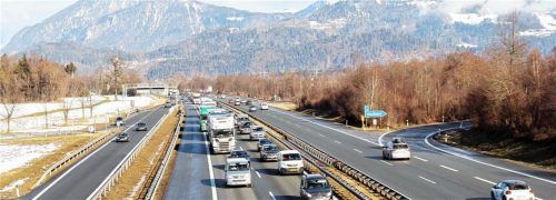 In Geduld mussten sich die Ausflügler am vergangenen Samstag auf der Inntalautobahn üben: Über fünf Stunden war auf der A93 Stop-and-go-Verkehr angesagt. Fotos Reisner