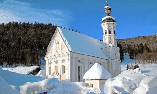 In Zukunft wird es keine Bürgerversammlung mehr in Sachrang geben (hier ein Blick auf die malerisch gelegene Dorfkirche). Für das gesamte Gemeindegebiet von Aschau ist nur noch eine Zusammenkunft vorgesehen. Foto H.Reiter