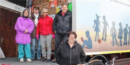 Ingrid Freundl (links), hier mit Tina Färber, Marianne Altenwegner, Anton Schillhuber und Maria Schletter (unten), schickt seit Jahren Hilfsgüter in die Ukraine. Foto Huber