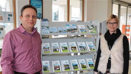 Jede Menge Angebote: Bürgermeister Daniel Mair und die neue Tourist-Info-Leiterin Heike Stettner wollen den Fremdenverkehr in Frasdorf fördern.Foto Rehberg