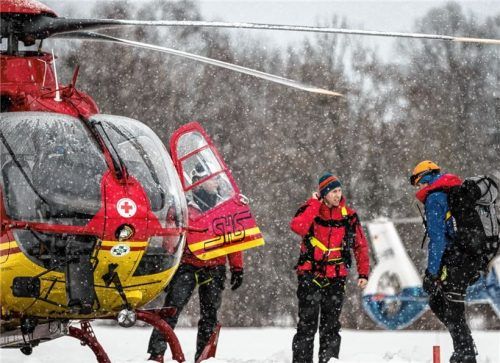 Jede Minute zählt: Hier startet die Bergwacht am 21. Januar 2018 zu einem Noteinsatz an der Brünnsteinschanze. Ein Skitourengeher war von einer Lawine verschüttet worden. Er konnte gerettet werden. Fotos Bergwacht Region Hochland