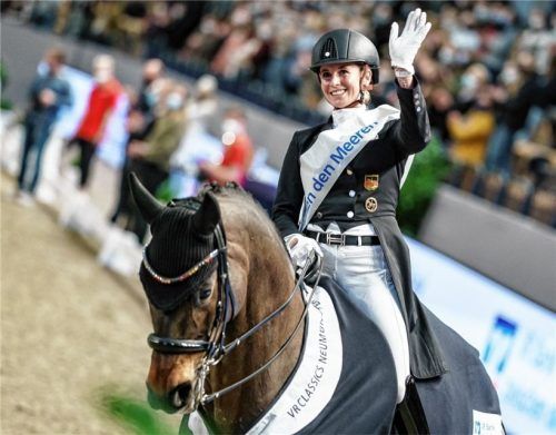 Jessica von Bredow-Werndl und TSF Dalera BB nach dem Sieg im Turnier von Neumünster. Foto Dpa/Axel Heimken