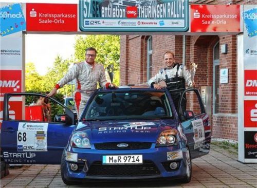 Johannes Wittenbeck (rechts) und Beifahrer Hartmut Weigelt im Ziel der Thüringen Rallye. Foto Sascha Dörrenbächer