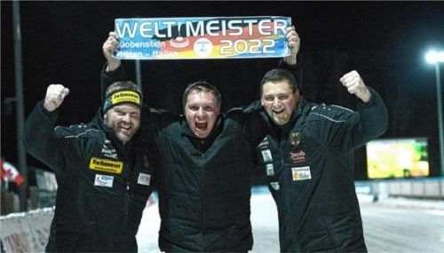 Jubel bei den deutschen Weitejägern (von links): Peter Rottmoser (SV Schechen), Markus Schätzl (SV Oberbergkirchen) und Michael Späth (FC Altrandsberg). Foto Kamhuber