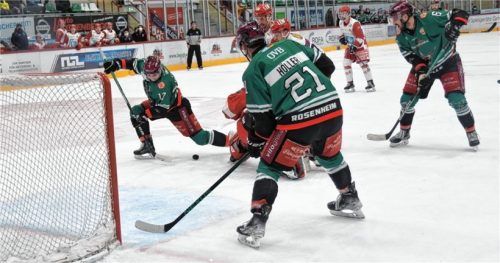 Kaum zu glauben: Kein Tor für die Starbulls, obwohl das Peitinger Tor leer war, die Scheibe frei auf dem Eis liegt und drei Starbulls-Stürmer lauern. Foto Hans-Jürgen Ziegler