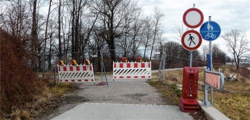 Kein Durchkommen: Der Mangfall-Mitteldamm an der Von-Bippen-Straße ist wegen der Arbeiten an der Aicherparkbrücke nach wie vor gesperrt. Foto Riediger