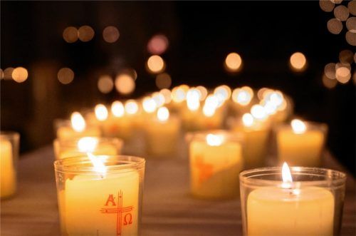 Kerzen, die nach einem Gottesdienst in der Kirche aufgestellt wurden: Obgleich zahlreiche Menschen wegen dem Missbrauchsskandal aus der katholischen Kirche austreten, wollen andere die Hoffnung auf eine Erneuerung der Glaubensinstitution nicht aufgeben. Foto dpa